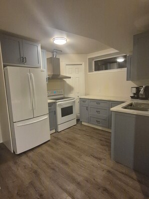 冷蔵庫、電子レンジ、オーブン、コンロ