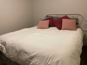 2 室のベッドルーム、デスク、旅行用ベビーベッド、WiFi