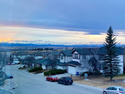 Spacious 2-Bedroom Suite w/ Sauna, Pool & Mountain Views