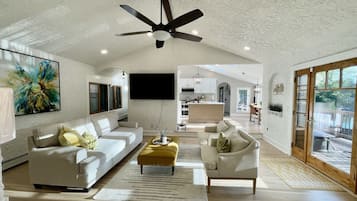 Een smart-tv, een open haard, een tafeltennistafel en een kantoor