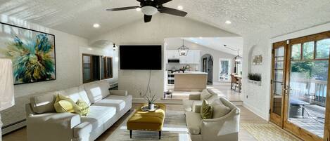 Smart-tv, pejs, bordtennisbord, kontorer