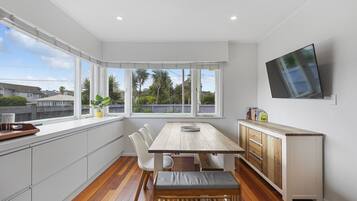 House | In-room dining