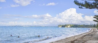 Amazing Home By Beach - Aircon-ed 