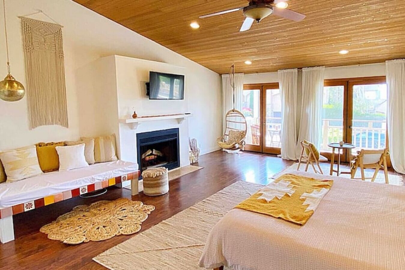 3 bedrooms, desk, iron/ironing board, travel cot