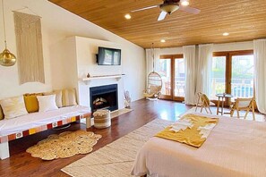 3 bedrooms, desk, iron/ironing board, travel crib