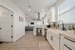 Kylskåp, mikrovågsugn, ugn och spishäll