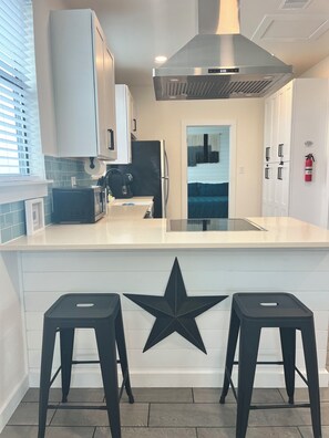 Kylskåp, mikrovågsugn, ugn och spishäll