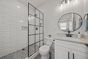 シャワー、ヘアドライヤー、タオル、石鹸