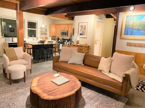 TV, fireplace, books - The Moose, Stylish Farmhouse Cabin near Yosemite, Sleeps 8 (Groveland)