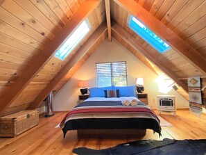 3 habitaciones, escritorio y tabla de planchar con plancha
