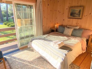 3 bedrooms, desk, iron/ironing board, travel crib - The Moose, Stylish Farmhouse Cabin near Yosemite, Sleeps 8 (Groveland)