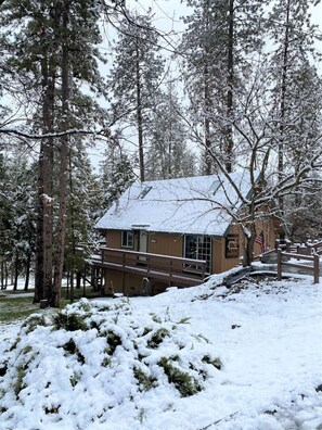 Exterior - The Moose, Stylish Farmhouse Cabin near Yosemite, Sleeps 8 (Groveland)