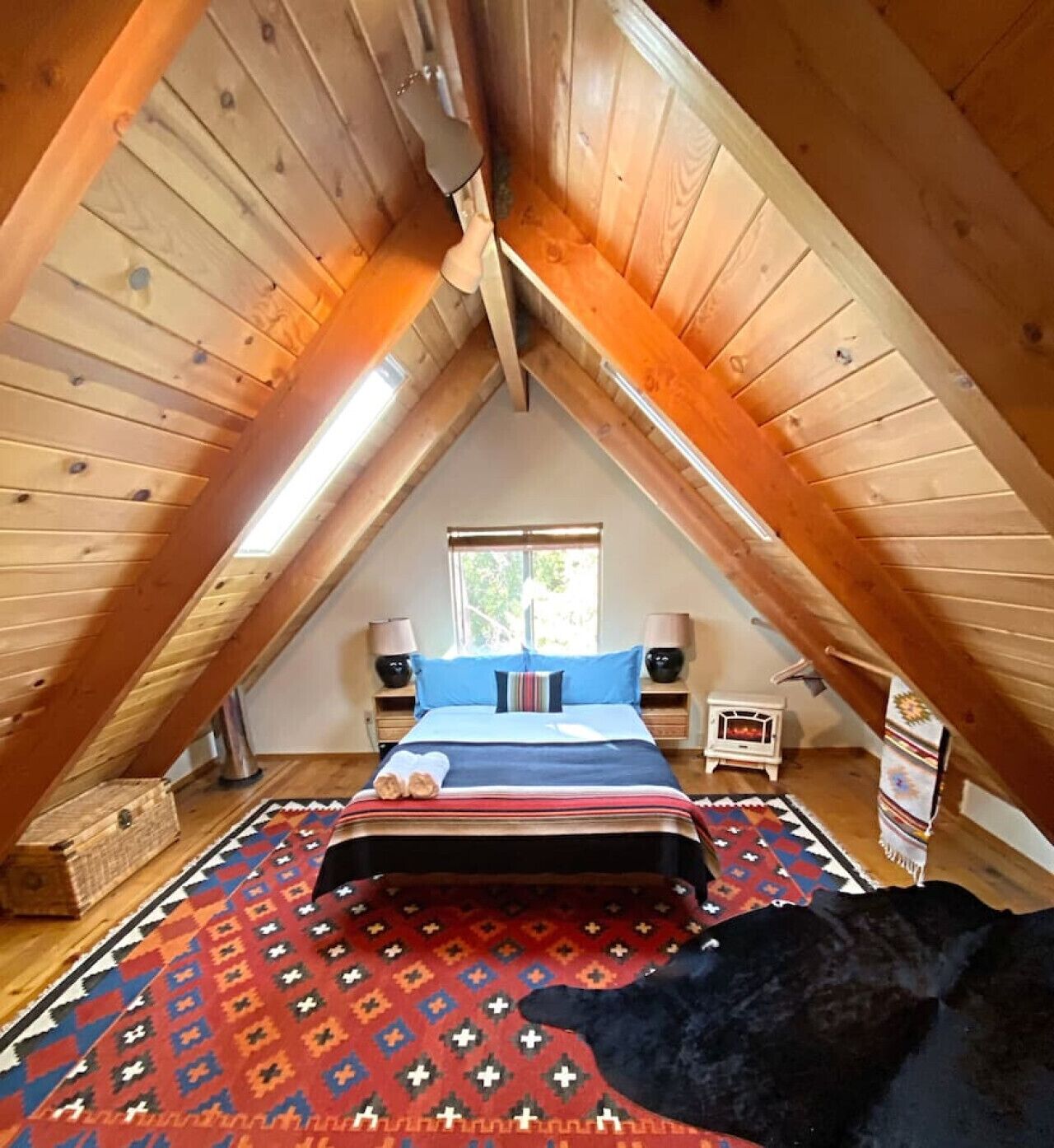 3 soverom, skrivebord, strykejern/-brett og reiseseng for barn