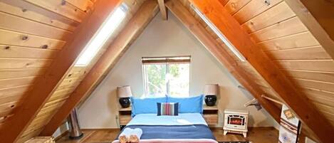 3 soverom, skrivebord, strykejern/-brett og reiseseng for barn