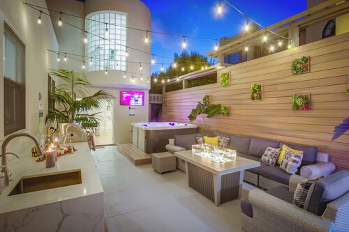Casa Blanca–Ultimate Getaway: Spa, Game Rooms, Firepit, Views