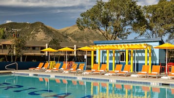 Piscine extérieure, parasols de plage, chaises longues