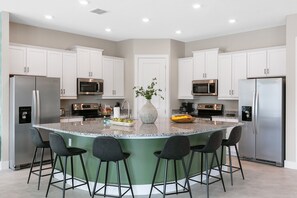 Refrigerador, microondas, horno y parrilla de estufa 