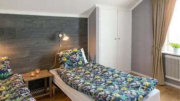 2 bedrooms, travel crib, WiFi (free)