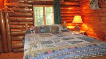 4 bedrooms, desk, iron/ironing board, free WiFi