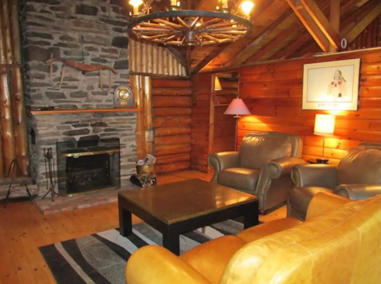 Télévision, cheminée, livres