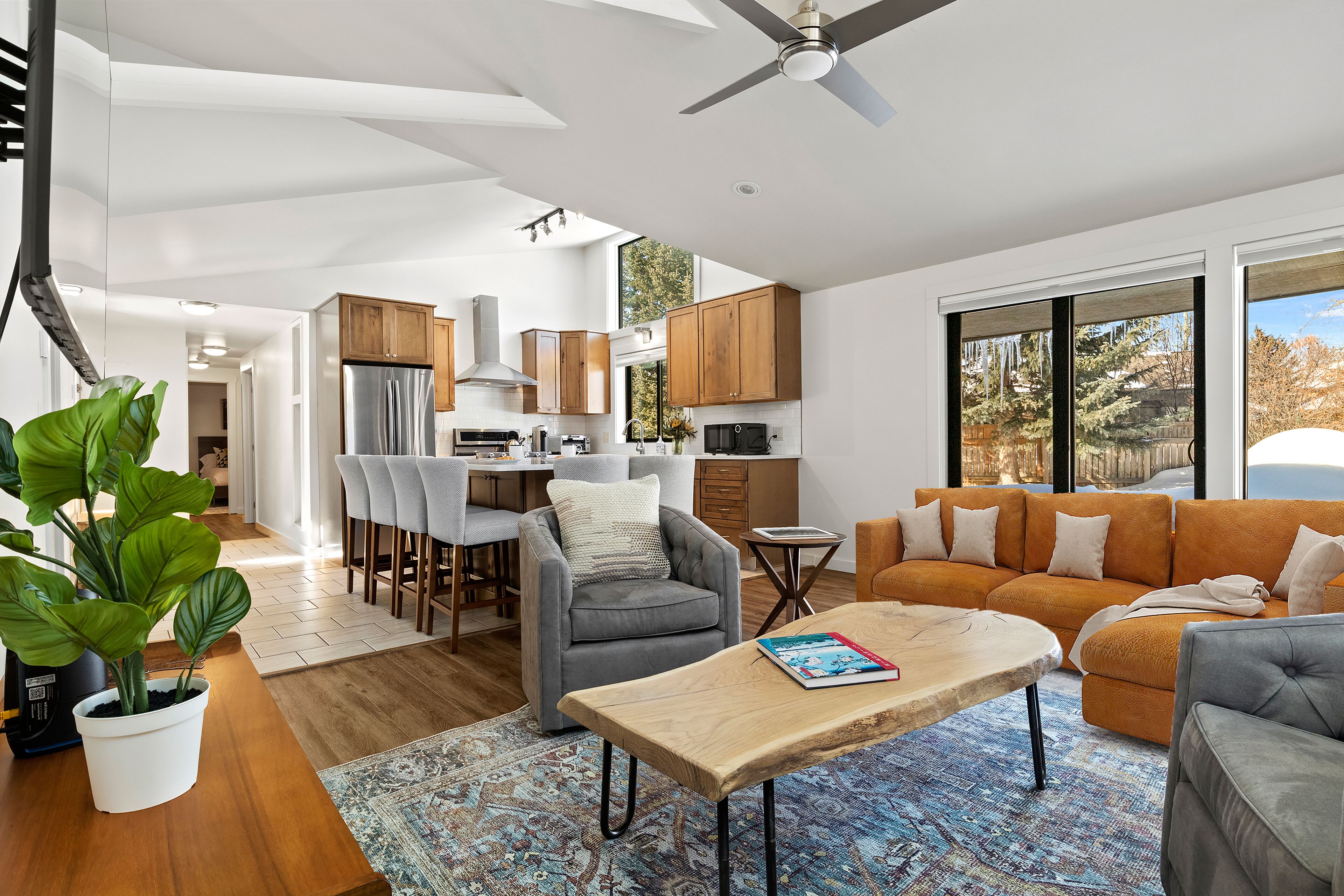 RMR: Modern 3 BR Townhome Available for Long Term