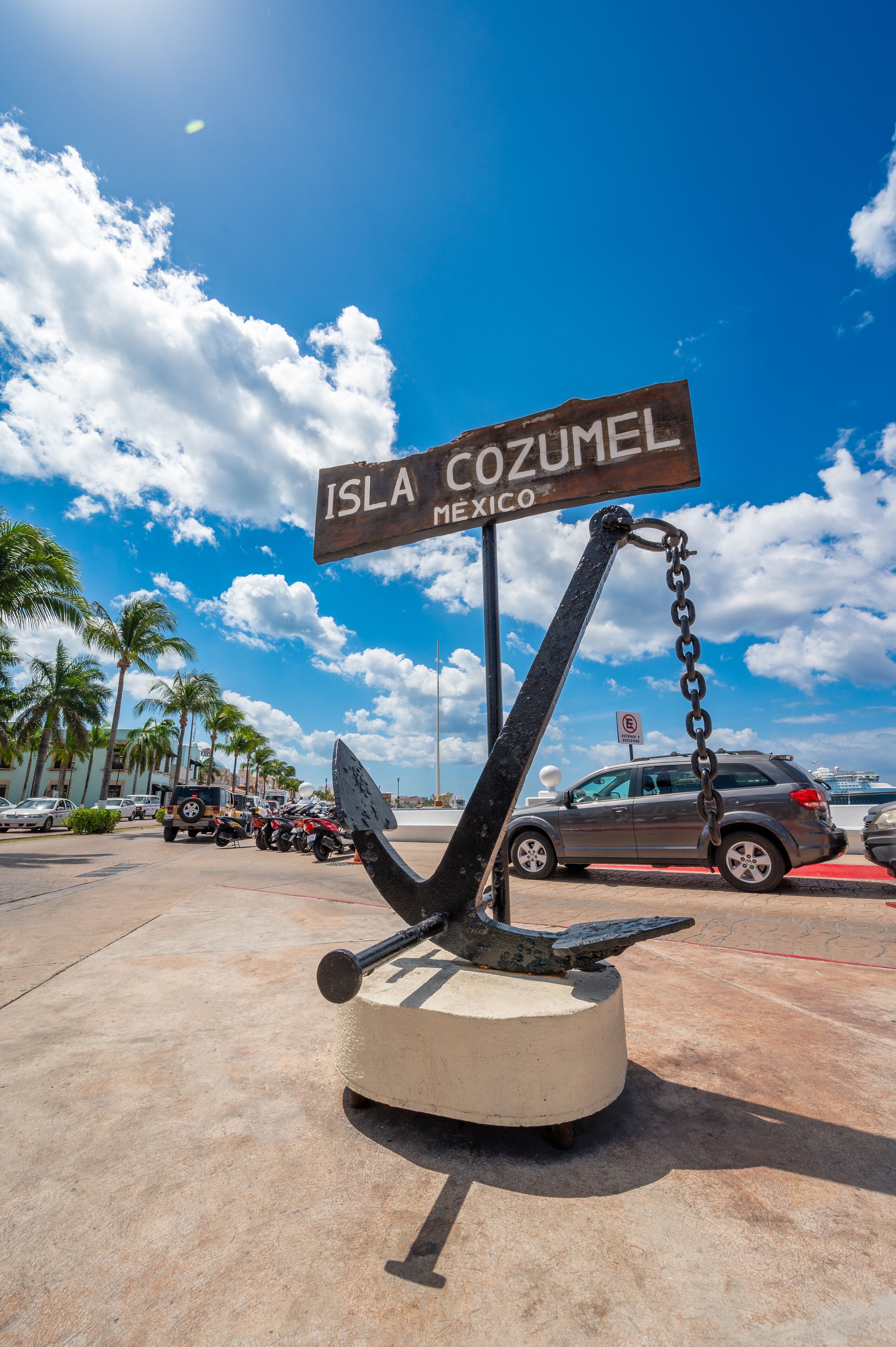 Bordje voor Isla Cozumel, Mexico, met een grote ankersculptuur op de voorgrond.