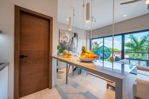 Frigorífico, microondas, horno y placa de cocina