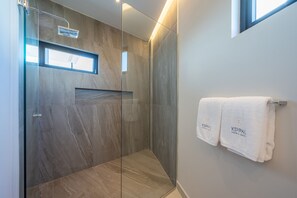 Dusche, Regendusche, Designer-Toilettenartikel, Bademäntel