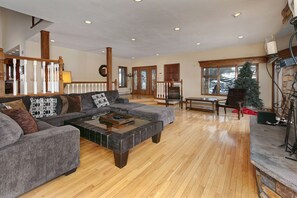 Smart-TV, Kamin, Bücher