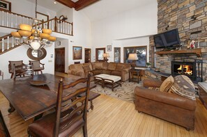 Smart-TV, Kamin, Bücher