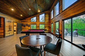 Game room - Moonlight Creek, Creekside, Playset, Bunks,Gameroom, Hot Tub, Pool Table, Ev Outlet (Broken Bow)
