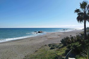 På stranden