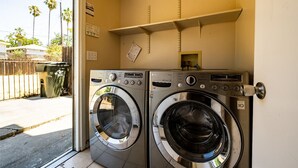 Interior - A+ DT 4BR Vic Walk to UC Davis & Shriner Med Cen (Sacramento)