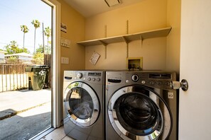 Interior - A+ DT 4BR Vic Walk to UC Davis & Shriner Med Cen (Sacramento)