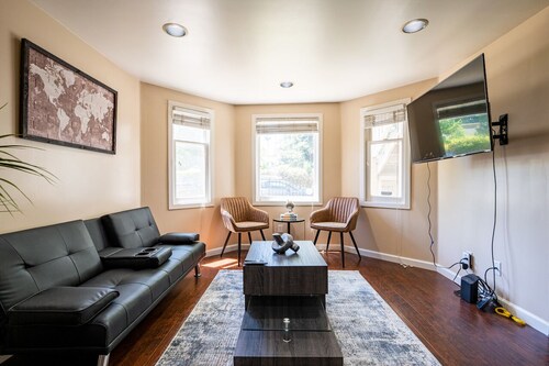 A+ DT 4BR Vic Walk to UC Davis & Shriner Med Cen