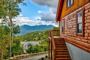 Property grounds - Ursa Minor - Long Range Views, hot tub, Peloton, more at Beautiful 3bd/2ba home on Sugar (Banner Elk)