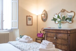 2 bedrooms, iron/ironing board, free WiFi