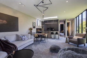 Smart TV, fireplace