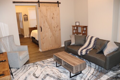 The Geneva Getaway- remodeled apartment walking distance from downtown Geneva