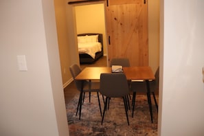 Dining - The Geneva Getaway- remodeled apartment walking distance from downtown Geneva (Geneva)