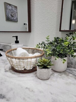 Een douche, een haardroger, handdoeken, zeep