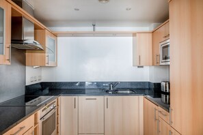 Fridge, microwave, oven, dishwasher - Stylish Pimlico 2BR w/ Concierge, nr Victoria Station, by Blueground (London)
