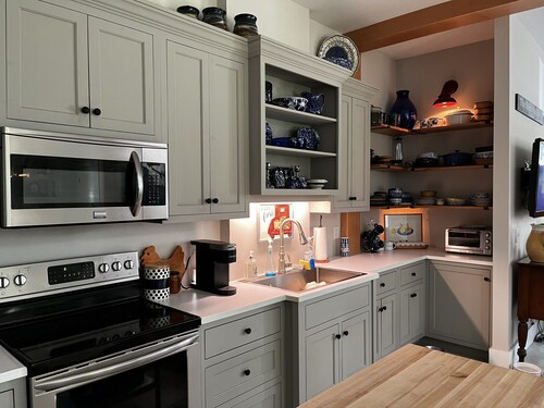 SPACIOUS Mountain Retreat with HOT TUB, Fire Pit & Hiking Trails