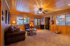 Fireplace - Cozy 3-bedroom cabin with indoor fireplace minutes from the slopes (Big Bear)