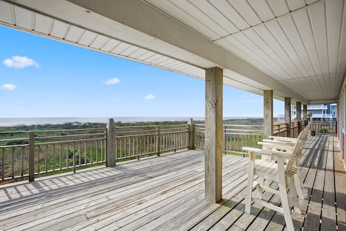 The Crystal Wave: beachfront bliss on a large land