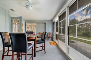 Outdoor dining - Luxury Private House with Pool on Charlotte Harbor Area, Charlotte County House 5818 (Charlotte County)