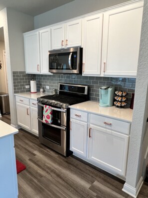 冰箱、微波炉、烤箱、炉灶