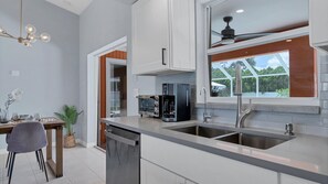 Fridge, microwave, oven, stovetop - Beautiful House with first class amenities on Charlotte Harbor Area, Charlotte County House 5829 (Charlotte County)