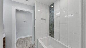 Haartrockner, Handtücher, Shampoo, Toilettenpapier