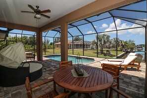 屋外ダイニングエリア